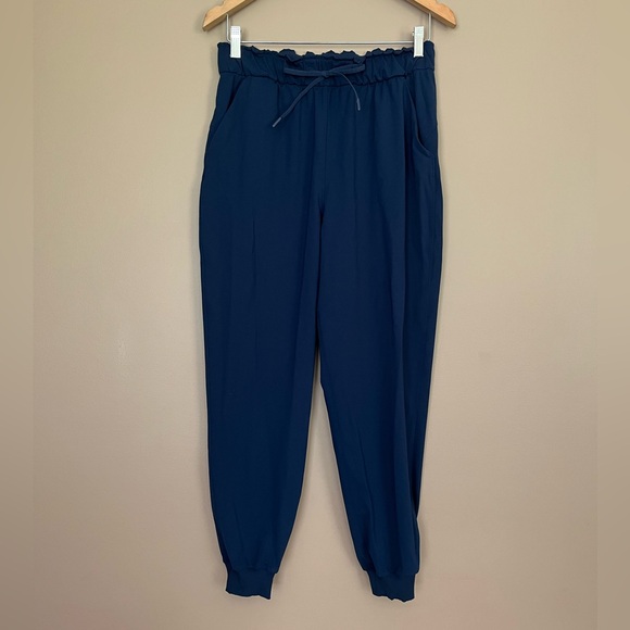 {Lululemon} Stretch High-Rise Jogger Shorter Length in True Navy - Womens 8